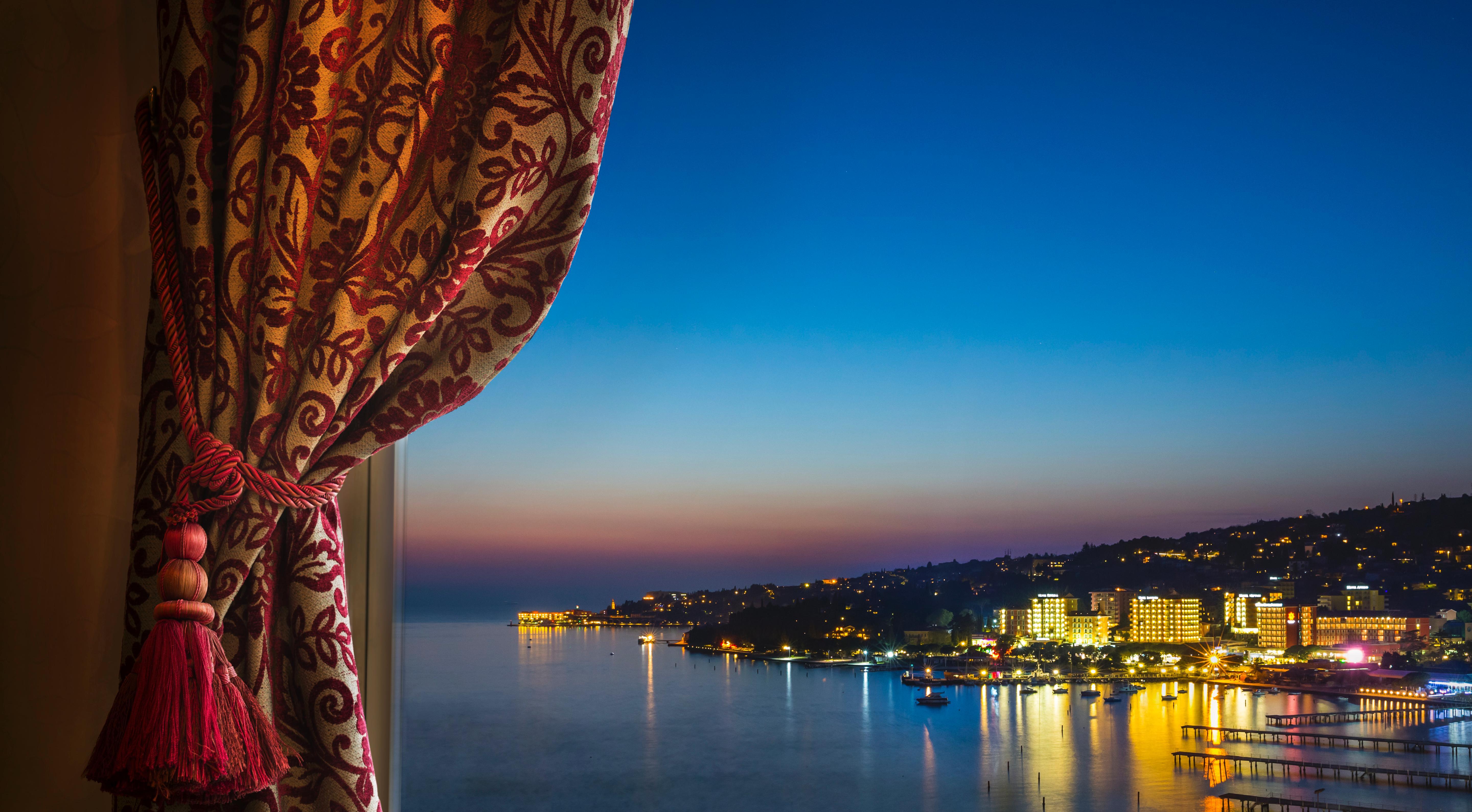 Remisens Hotel Metropol Portorož Exterior foto View of the bay of Halkidiki from the hotel