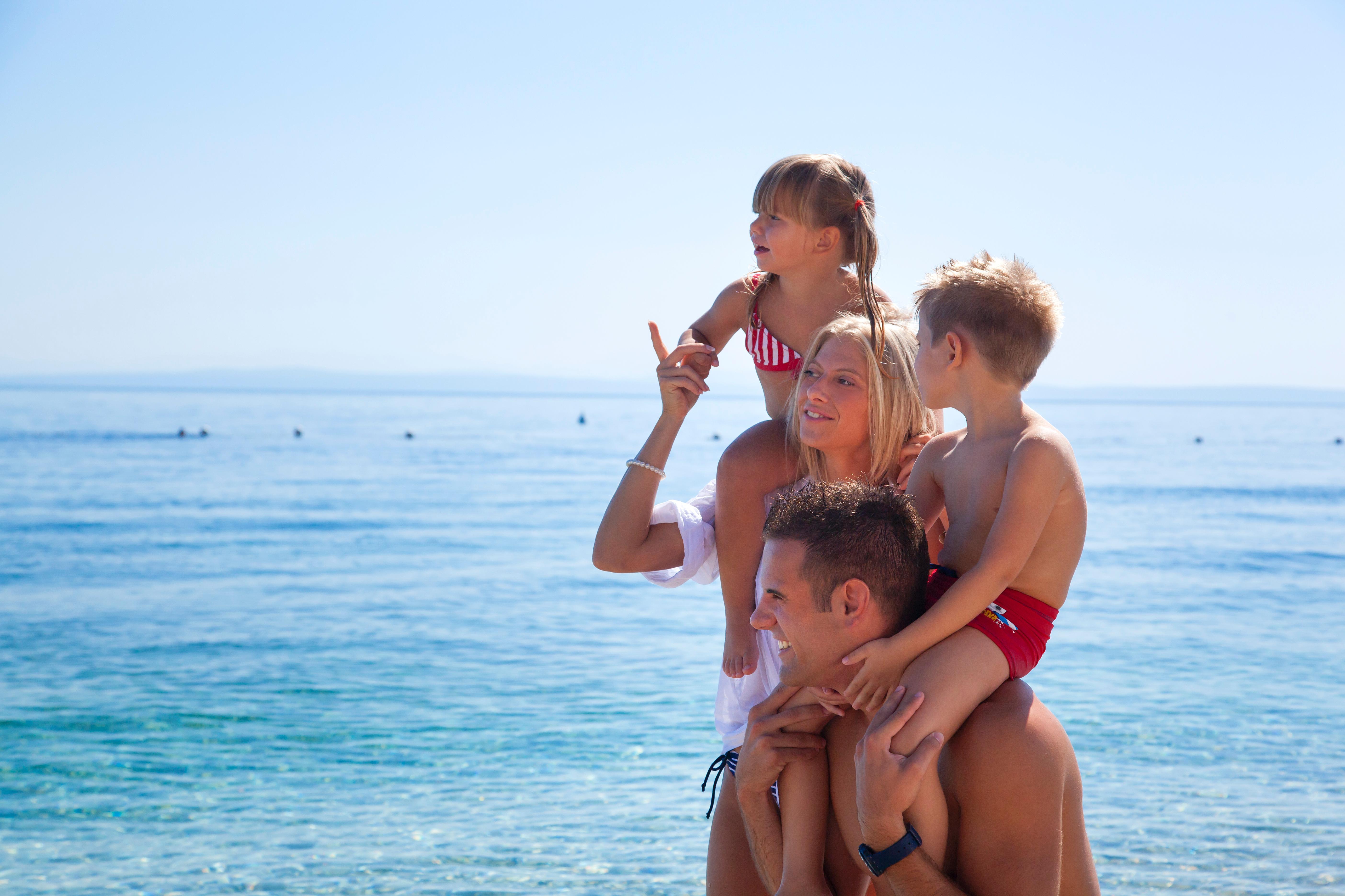 Remisens Hotel Metropol Portorož Exterior foto Family on the beach