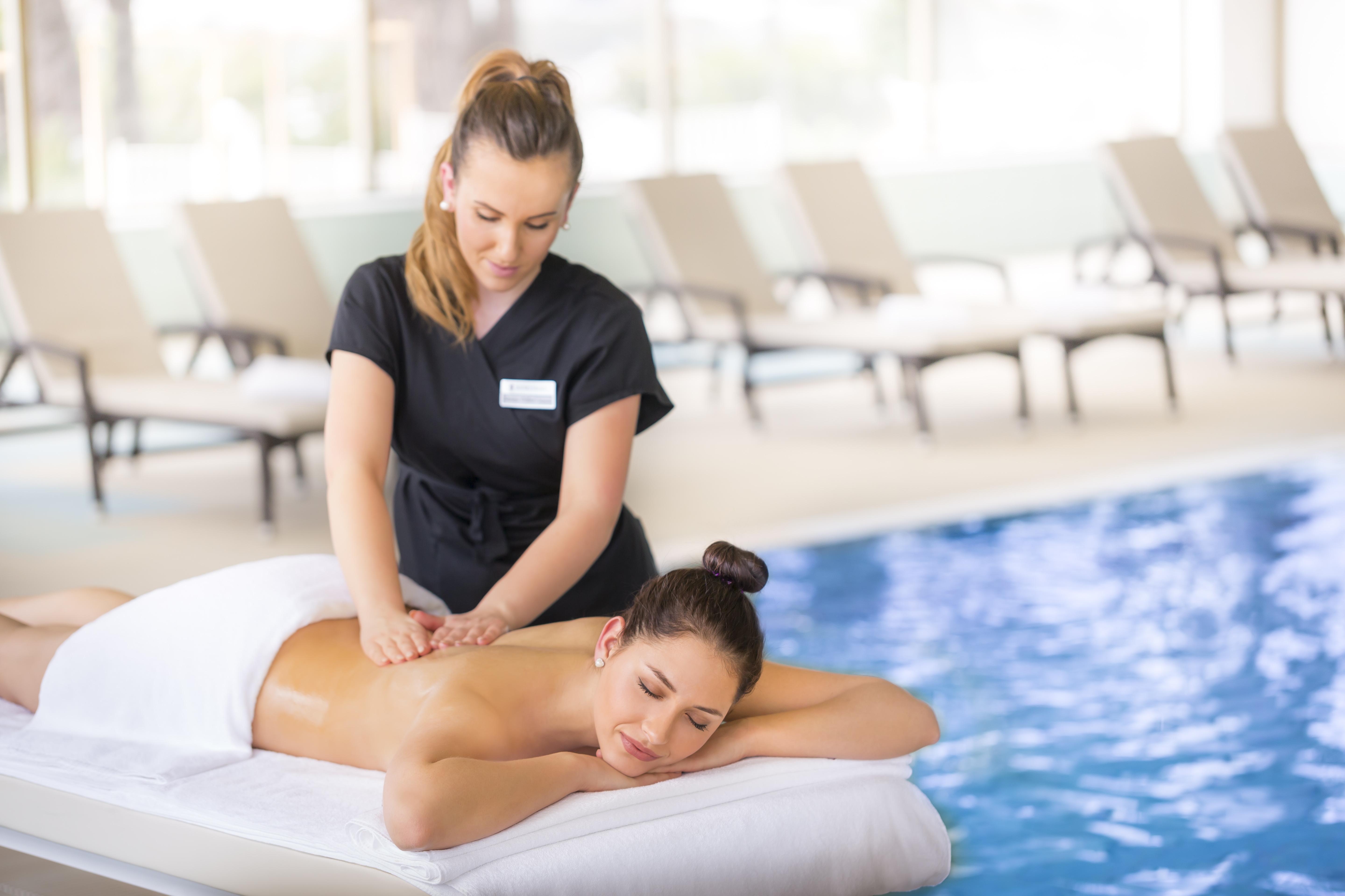 Remisens Hotel Metropol Portorož Exterior foto Massage therapist working on a woman's back