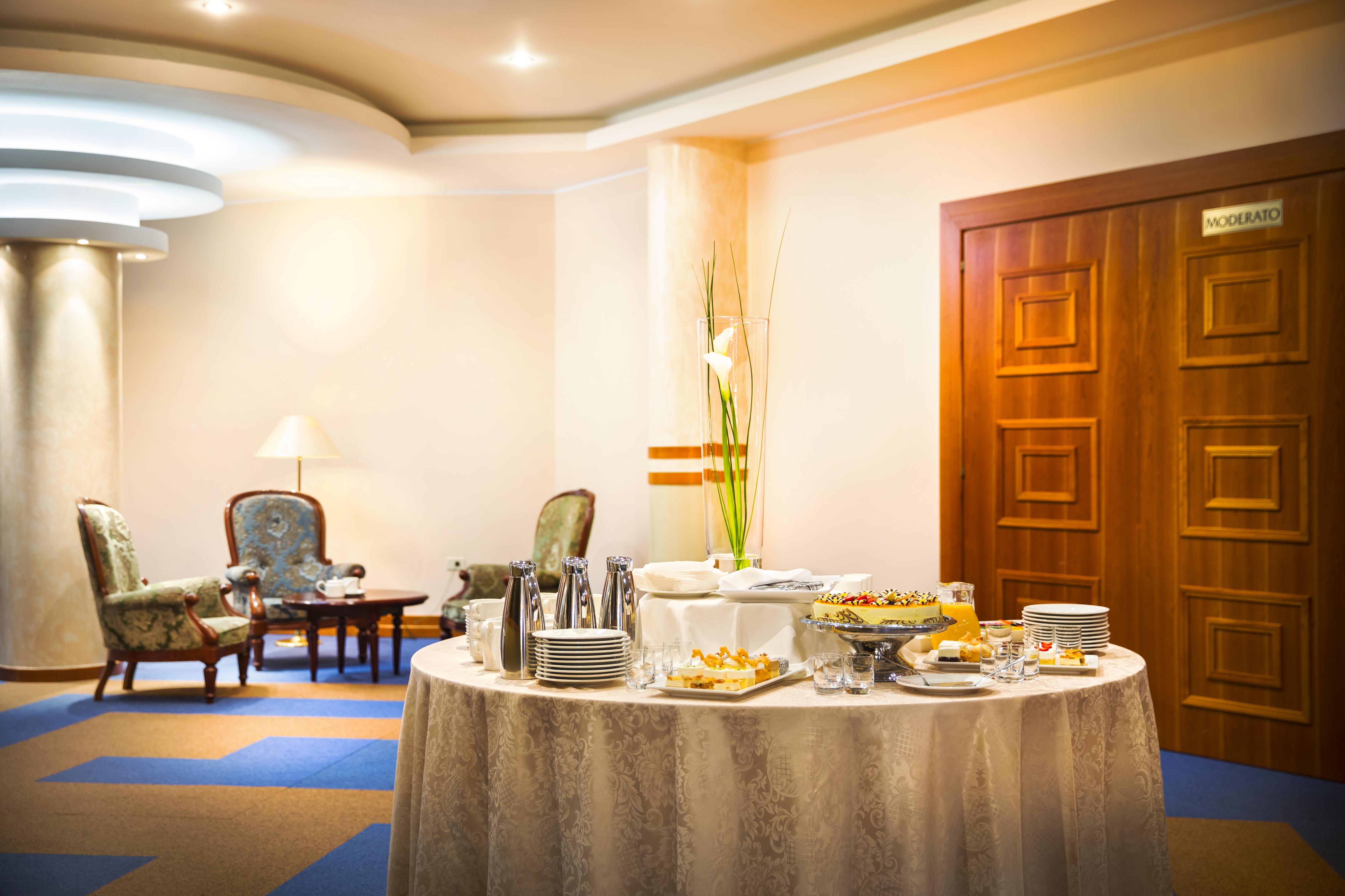 Remisens Hotel Metropol Portorož Exterior foto A buffet at a hotel
