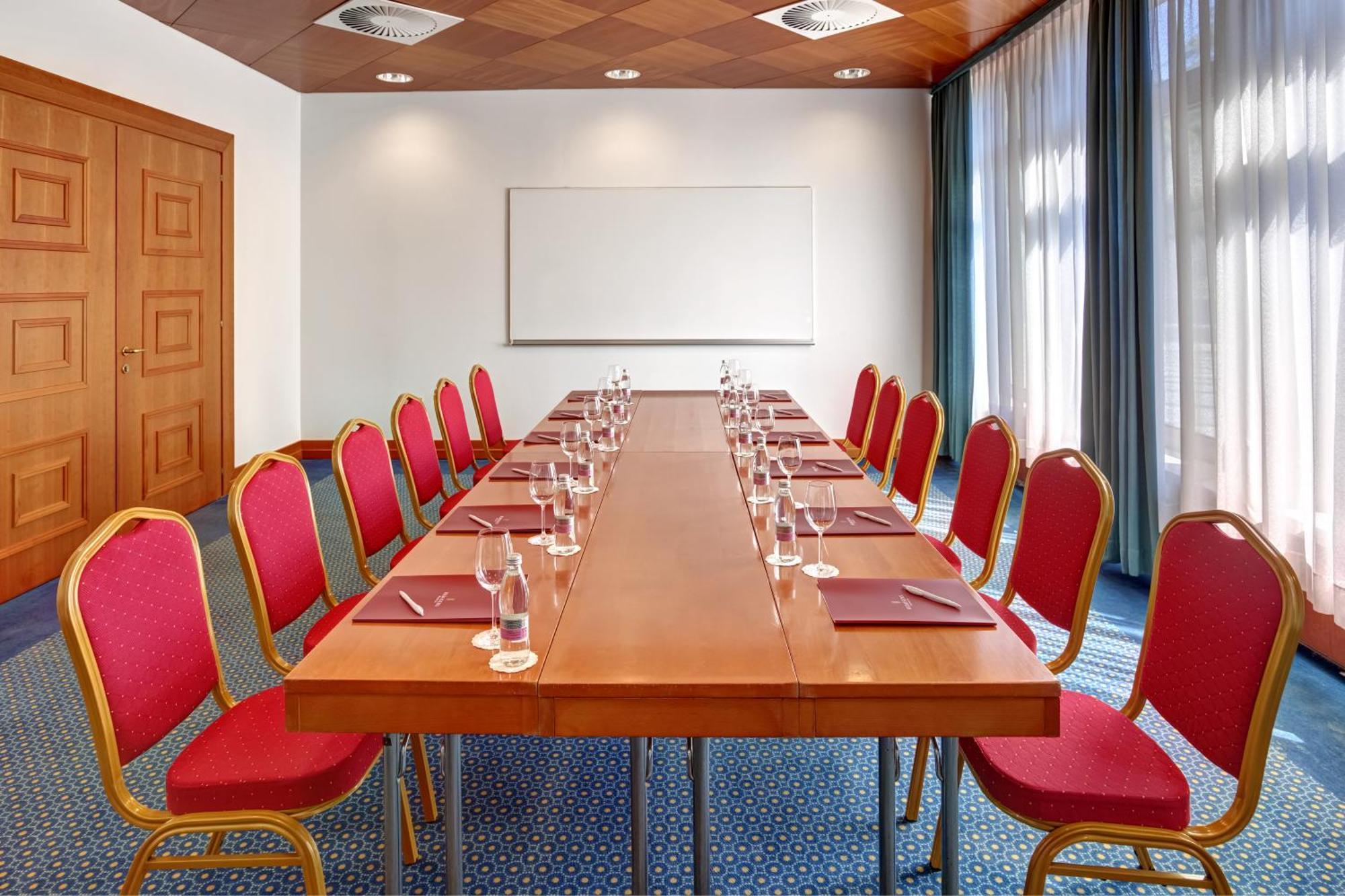 Remisens Hotel Metropol Portorož Exterior foto A typical boardroom