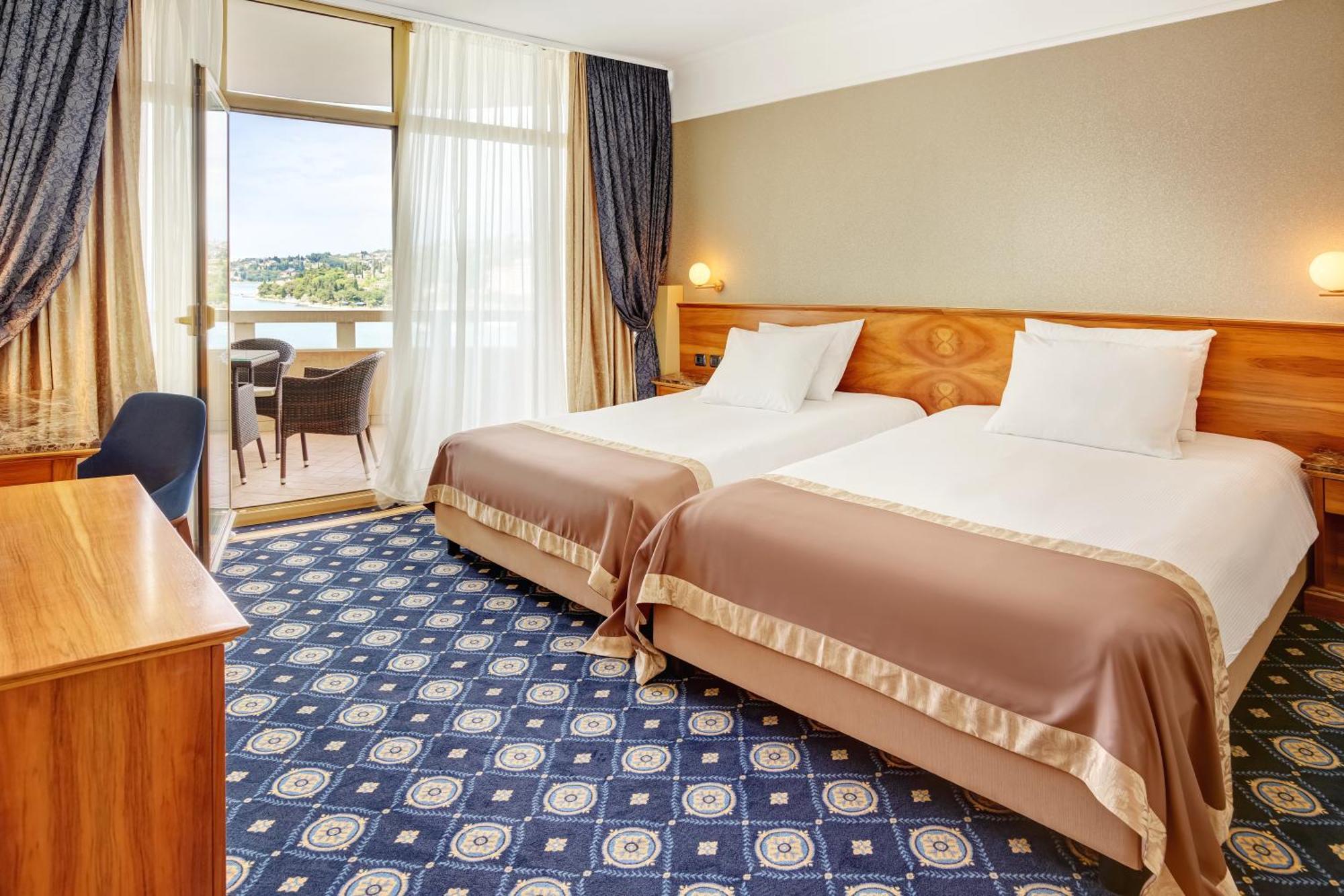 Remisens Hotel Metropol Portorož Exterior foto A room at the hotel